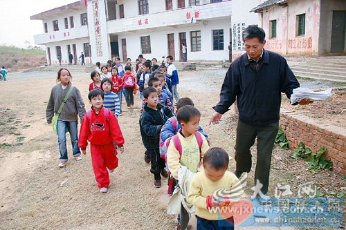 詹学银：用爱心托起明天的太阳