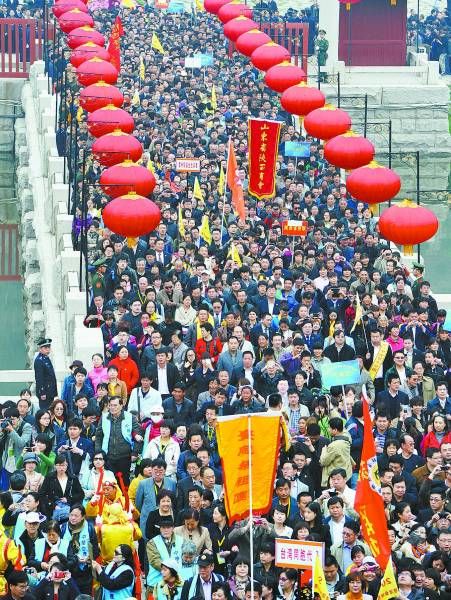 全球华人清明节公祭轩辕黄帝 以鲜花替代烧纸