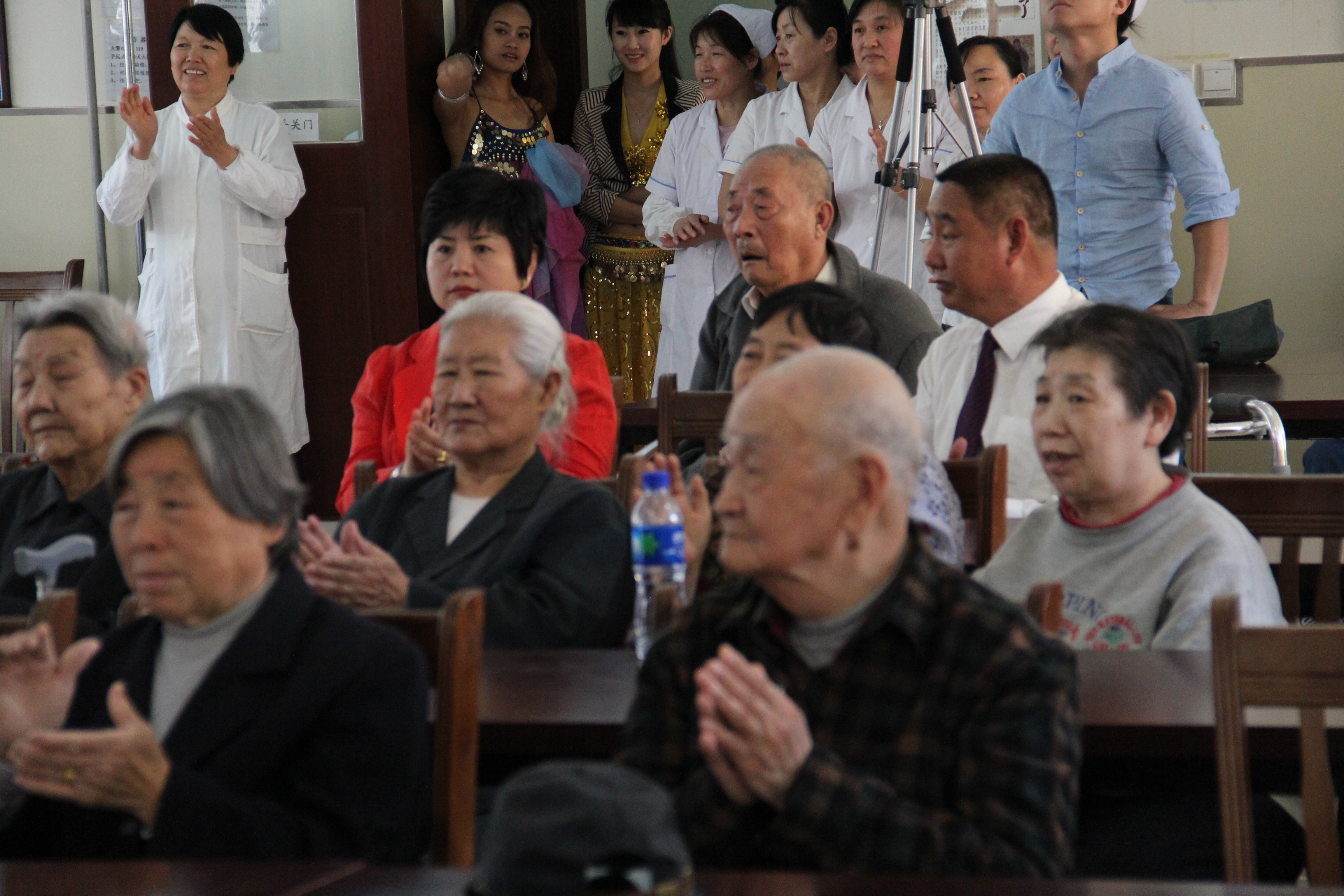 中国德孝文化研究会5.12慰问民族养老院老人演出活动