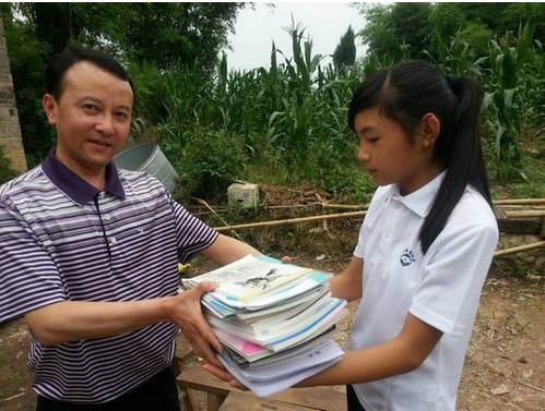 重庆涪陵：14岁女孩人生坎坷 师院附中重圆读书梦