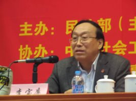 参加民政部代英烈尽孝活动