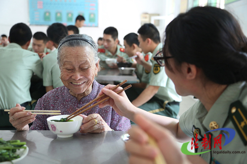 “兵儿女”为驻地独居老人送上母亲节温暖