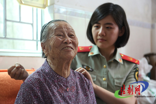 “兵儿女”为驻地独居老人送上母亲节温暖